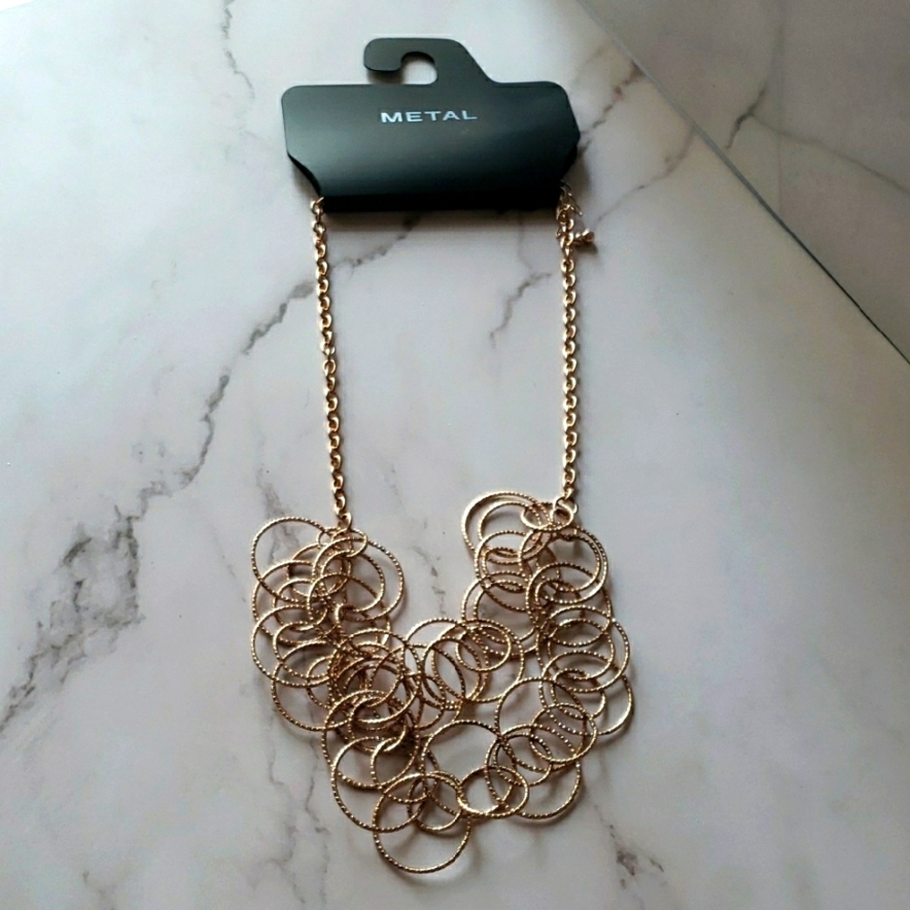 Metal Brand Gold Interlinked Circle Necklace with Delicate Chain